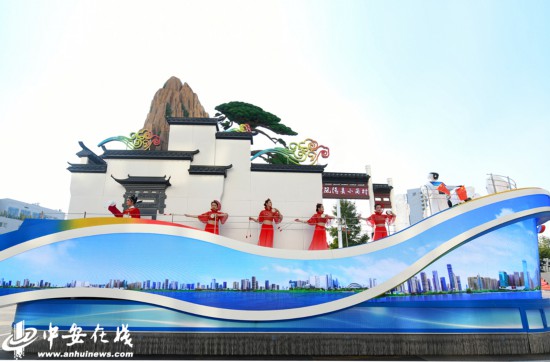 “美好安徽”彩车：展现多姿多彩的徽风皖韵，，，，，奏响争当改革先锋的时代强音